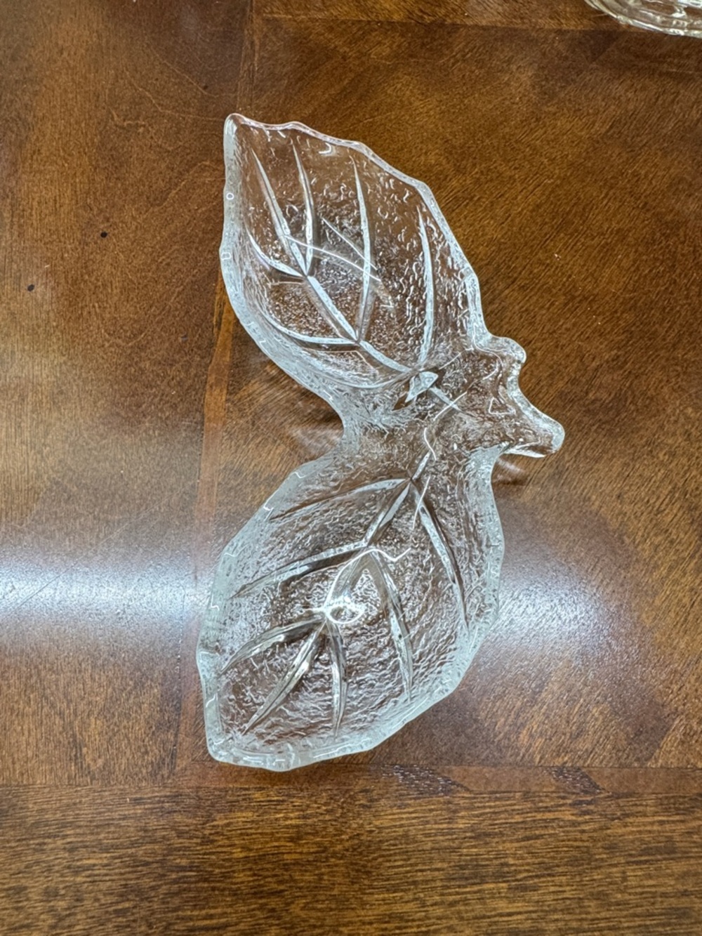 DELICATE DOUBLE LEAF GLASS DISH BY STUDIO NOVA